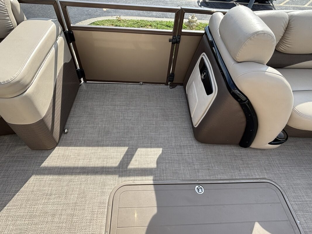 2016 Tracker Regency 254 LE3