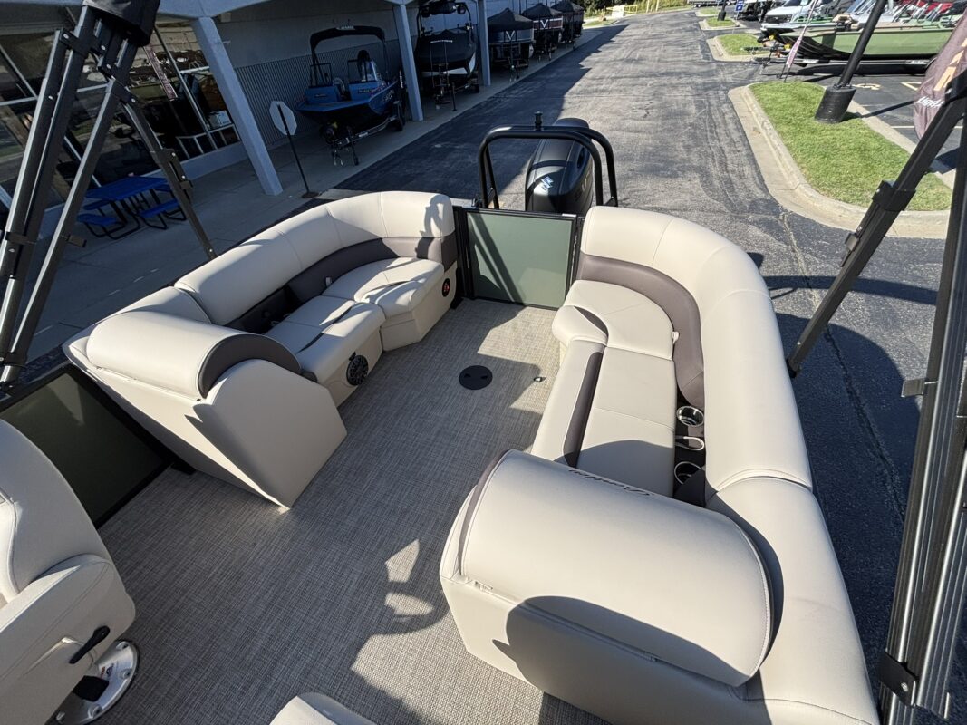 2027 Bentley 223 Legacy Navigator