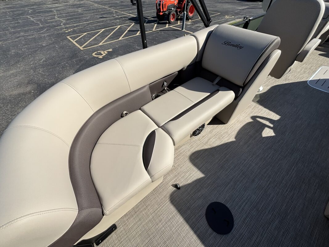 2027 Bentley 223 Legacy Navigator