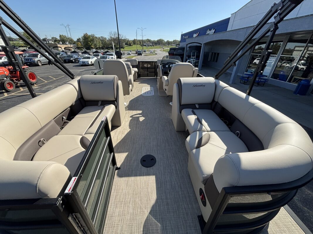 2027 Bentley 223 Legacy Navigator