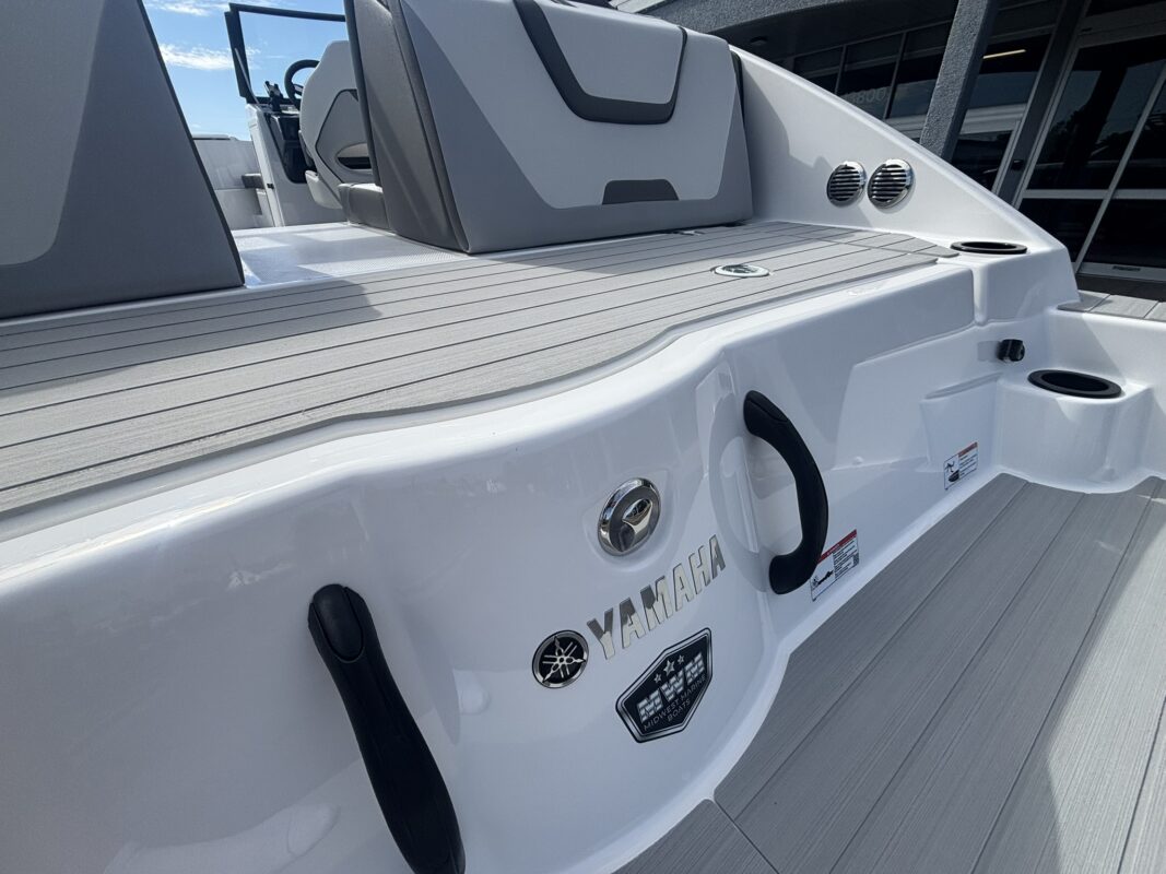 2027 YAMAHA JET AR 220